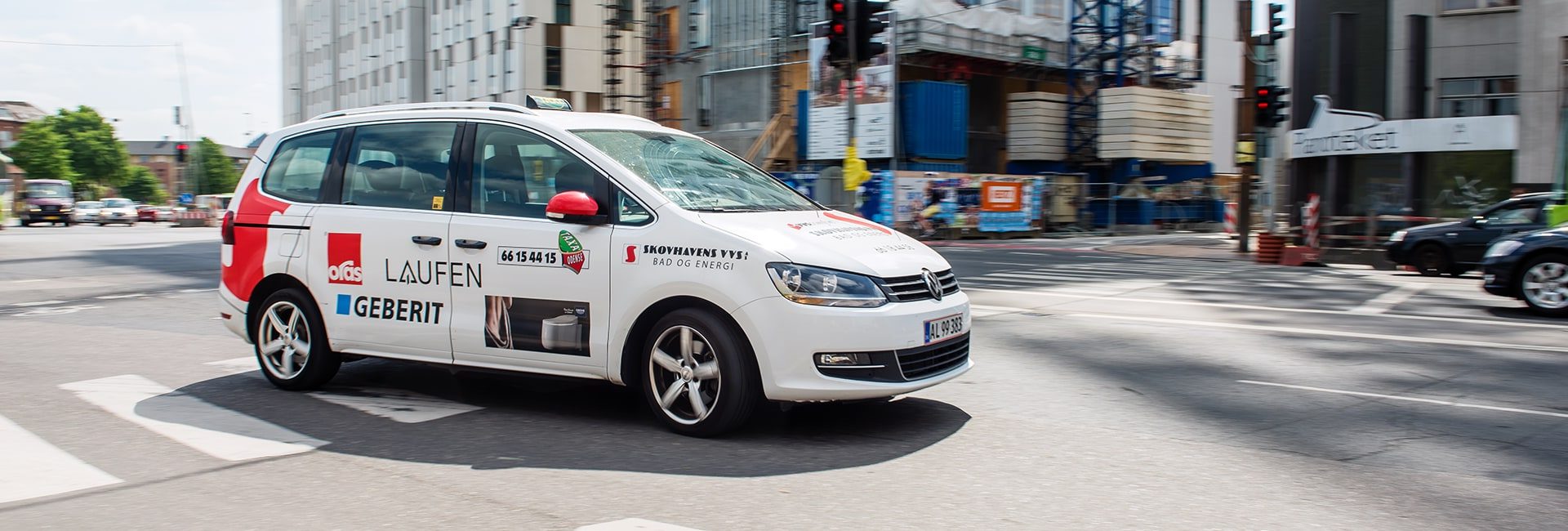 stor taxa med reklamer køre i kryds